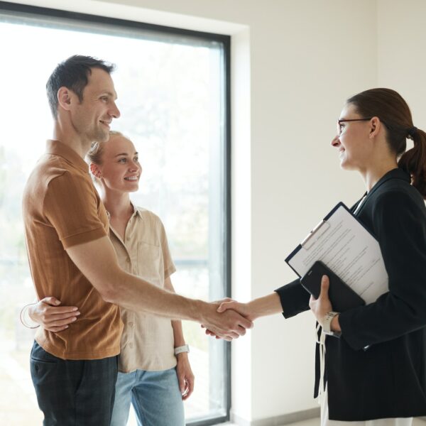 Comment démasquer les défauts cachés lors d'une visite immobilière