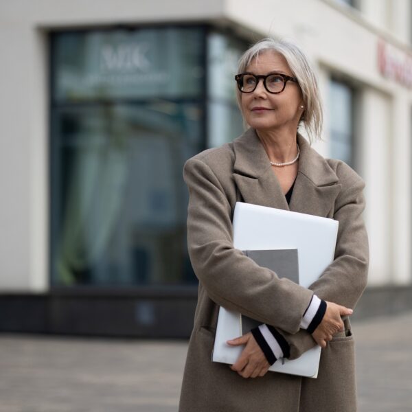 femme agence immobiliere