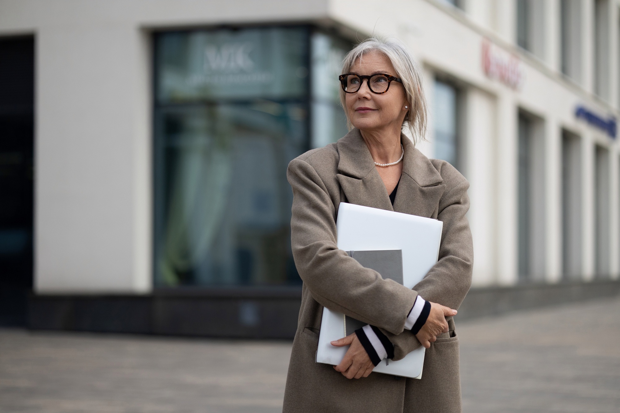 femme agence immobiliere